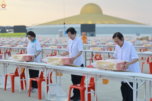 ภาพ No.322626:วันที่ 17 เมษายน พ.ศ.2569 การเรียงกล่องไทยธรรม เรียงน้ำดื่ม เรียงร่ม ณ ลานธรรมพระมหาธรรมกายเจดีย์ เพื่องานถวายมหาสังฆทาน 40,000 กว่าวัดทั่วประเทศ วันคุ้มครองโลก 22 เมษายน พ.ศ.2569 วัดพระธรรมกาย