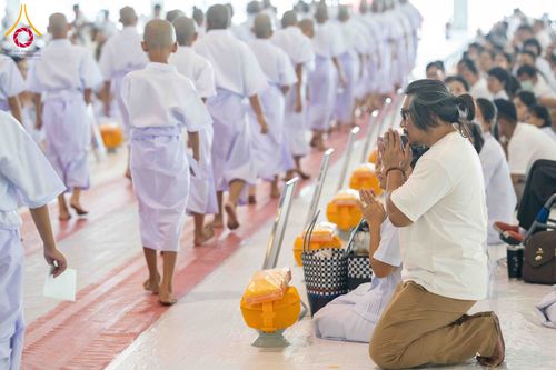 ภาพ No.319433:วันเสาร์ที่ 4 เมษายน พ.ศ.2569 พิธีขอขมา มอบผ้าไตร และถวายบาตรแด่นาคธรรมทายาท ในโครงการบรรพชาสามเณรฟื้นฟูพระพุทธศาสนาทั่วไทย โครงการหน่อแก้วเปรียญธรรม รุ่นที่ 14 โครงการสามเณรยุวธรรมทายาท รุ่นที่ 34 โครงการสามเณรมัชฌิมธรรมทายาท รุ่นที่ 30 ณ สภาธรรมกายสากล