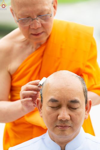ภาพ No.330216:วันที่ 30 พฤษภาคม พ.ศ.2569 พิธีตัดปอยผมและปลงผม อุบาสกอุปสมบทอุทิศชีวิต 11 ท่าน ณ โบสถ์พระไตรปิฎก วัดพระธรรมกาย จังหวัดปทุมธานี