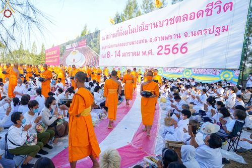 ภาพ No.70588:พิธีตักบาตรพระธรรมยาตราฯ ในโครงการธรรมยาตรากตัญญูบูชา มหาปูชนียาจารย์ พระมงคลเทพมุนี(สด จนฺทสโร) พระผู้ปราบมาร ปีที่ 11 ณ อนุสรณ์สถานลำดับที่ 2 สถานที่ตั้งมโนปณิธานบวชตลอดชีวิต อนุสรณ์สถานคลองบางนางแท่น อ.สามพราน จ.นครปฐม วันที่ 14 มกราคม พ.ศ. 2566