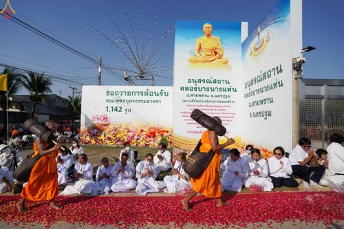 ภาพ No.290477:วันที่ 7 มกราคม พ.ศ. 2569 พิธีต้อนรับพระธรรมยาตรา ณ อนุสรณ์สถานลำดับที่ 2  สถานที่ตั้งมโนปณิธานบวชตลอดชีวิต อนุสรณ์สถานคลองบางนางแท่น (ภาพชุดที่ 2) อ.สามพราน จ.นครปฐม ในโครงการธรรมยาตรา กตัญญูบูชา มหาปูชนียาจารย์ พระมงคลเทพมุนี(สด จนฺทสโร) พระผู้ปราบมาร 