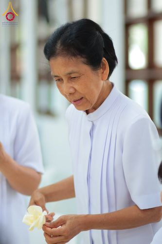 ภาพ No.327513:วันศุกร์ที่ 1 พฤษภาคม พ.ศ. 2569 รวมใจพสกนิกรชาวอำเภอคลองหลวง ประดิษฐ์ดอกไม้จันทน์ เพื่อใช้ในพิธีถวายดอกไม้จันทน์ในงานพระราชพิธีถวายพระเพลิงพระบรมศพ สมเด็จพระนางเจ้าสิริกิติ์ พระบรมราชินีนาถ พระบรมราชชนนีพันปีหลวง ณ วัดพระธรรมกาย