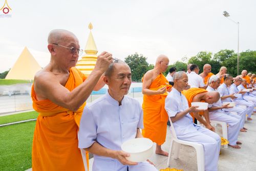 ภาพ No.330568:วันที่ 30 พฤษภาคม พ.ศ.2569 พิธีตัดปอยผมและปลงผม อุบาสกอุปสมบทอุทิศชีวิต 11 ท่าน (ภาพชุดที่ 2) ณ โบสถ์พระไตรปิฎก วัดพระธรรมกาย จังหวัดปทุมธานี