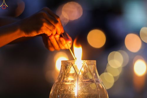 ภาพ No.73307:พิธีจุดประทีปถวายเป็นพุทธบูชา และบูชาธรรมมหาปูชนียาจารย์ ในโครงการธรรมยาตรากตัญญูบูชา มหาปูชนียาจารย์ พระมงคลเทพมุนี(สด จนฺทสโร) พระผู้ปราบมาร ปีที่ 11 ณ อนุสรณ์สถานลำดับที่ 4 สถานที่เกิดด้วยกายธรรม วัดโบสถ์ (บน) บางคูเวียง อ.บางกรวย จ.นนทบุรี วันที่ 21 