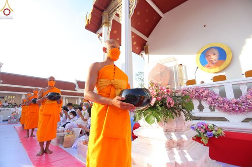 ภาพ No.73612:พิธีตักบาตรพระธรรมยาตราฯ ในโครงการธรรมยาตรากตัญญูบูชา มหาปูชนียาจารย์ พระมงคลเทพมุนี(สด จนฺทสโร) พระผู้ปราบมาร ปีที่ 11 ณ อนุสรณ์สถานลำดับที่ 4 สถานที่เกิดด้วยกายธรรม วัดโบสถ์ (บน) บางคูเวียง อ.บางกรวย จ.นนทบุรี วันที่ 22 มกราคม พ.ศ. 2566