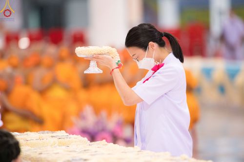 ภาพ No.83695:พิธีวางแผ่นจารึกชื่อและพิธีวางพวงมาลัยสักการะพระประธาน วันอาทิตย์ที่ 16 กรกฎาคม พ.ศ. 2566 ณ รัตนบัลลังก์ สภาธรรมกายสากล วัดพระธรรมกาย