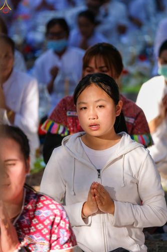 ภาพ No.290048:วันที่ 6 มกราคม พ.ศ. 2569 พิธีจุดประทีปถวายเป็นพุทธบูชา และบูชาธรรมมหาปูชนียาจารย์ (ภาพชุดที่ 2) ณ อนุสรณ์สถานมหาวิหารพระมงคลเทพมุนี (โลตัสแลนด์) อ.สองพี่น้อง จ.สุพรรณบุรี ในโครงการธรรมยาตรา กตัญญูบูชา มหาปูชนียาจารย์ พระมงคลเทพมุนี(สด จนฺทสโร) พระผู้ปรา