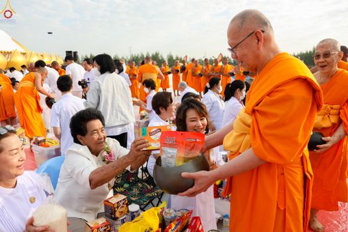 ภาพ No.302676:วันที่ 24 มกราคม พ.ศ. 2569 พิธีตักบาตรพระธรรมยาตรา(ภาพชุดที่ 2) ณ อนุสรณ์สถานลำดับที่ 5 สถานที่เผยแผ่วิชชาธรรมกายครั้งแรก อนุสรณ์สถานบางปลา วัดบางปลา อำเภอบางเลน จังหวัดนครปฐม ในโครงการธรรมยาตรา กตัญญูบูชา มหาปูชนียาจารย์ พระมงคลเทพมุนี(สด จนฺทสโร) พระผู
