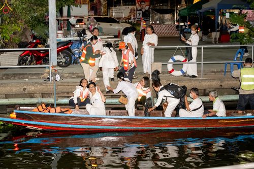 ภาพ No.297230:วันที่ 17 มกราคม พ.ศ. 2569 พิธีจุดประทีปถวายเป็นพุทธบูชา และบูชาธรรมมหาปูชนียาจารย์ (ภาพชุดที่ 2) ณ วัดโบสถ์บน ต.บางคูเวียง จ.นนทบุรี อนุสรณ์สถานลำดับที่ 4 สถานที่เกิดด้วยกายธรรม ในโครงการธรรมยาตรา กตัญญูบูชา มหาปูชนียาจารย์ พระมงคลเทพมุนี(สด จนฺทสโร) พร