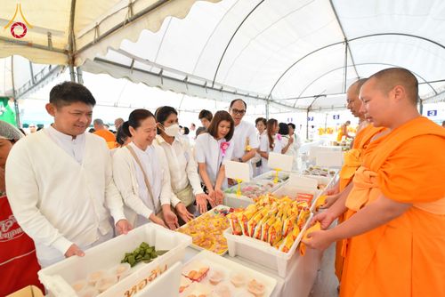 ภาพ No.301086:วันที่ 23 มกราคม พ.ศ. 2569 พิธีถวายภัตตาหารเป็นสังฆทาน แด่พระธรรมยาตรา ณ อนุสรณ์สถานบางปลา วัดบางปลา อำเภอบางเลน จังหวัดนครปฐม ในโครงการธรรมยาตรา กตัญญูบูชา มหาปูชนียาจารย์ พระมงคลเทพมุนี(สด จนฺทสโร) พระผู้ปราบมาร อนุสรณ์สถาน 7 แห่ง ปีที่ 14