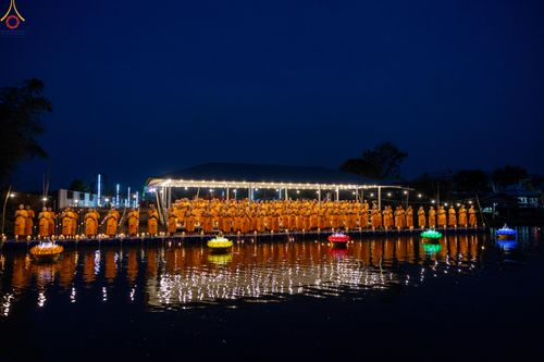 ภาพ No.301351:วันที่ 22 มกราคม พ.ศ. 2569 พิธีลอยประทีปธรรมถวายเป็นพุทธบูชา และบูชาธรรมมหาปูชนียาจารย์  ณ อนุสรณ์สถานลำดับที่ 5 สถานที่เผยแผ่วิชชาธรรมกายครั้งแรก อนุสรณ์สถานบางปลา วัดบางปลา อำเภอบางเลน จังหวัดนครปฐม ในโครงการธรรมยาตรา กตัญญูบูชา มหาปูชนียาจารย์ พระมงคล