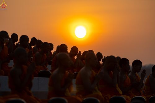 ภาพ No.279685:วันที่ 1 มกราคม พ.ศ.2569 พิธีตักบาตรในวันขึ้นปีใหม่ ณ ลานธรรม วัดพระธรรมกาย