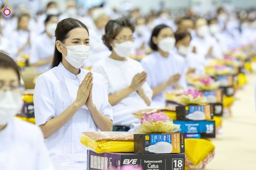 ภาพ No.84483:พิธีถวายผ้าอาบน้ำฝนและประทีปโคมไฟ ในวันอาสาฬหบูชา ณ ห้องแก้วสารพัดนึก 1 วัดพระธรรมกาย วันอังคารที่ 1 สิงหาคม พ.ศ. 2566