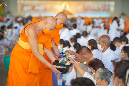 ภาพ No.82972:พิธีตักบาตร ณ บ้านแก้วเรือนทองคุณยายอาจารย์ฯ พิธีบูชาข้าวพระ ณ สภาธรรมกายสากล วัดพระธรรมกาย ในวันอาทิตย์ต้นเดือนที่ 2 ก.ค. พ.ศ.2566