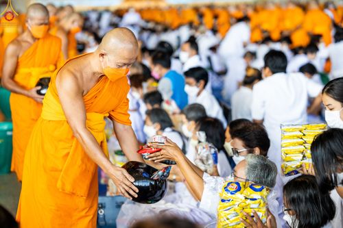 ภาพ No.81502:พิธีตักบาตร ข้าวสารอาหารแห้ง และพิธีบูชาข้าวพระ ณ สภาธรรมกายสากล วัดพระธรรมกาย วันเสาร์ที่ 3 มิถุนายน 2566