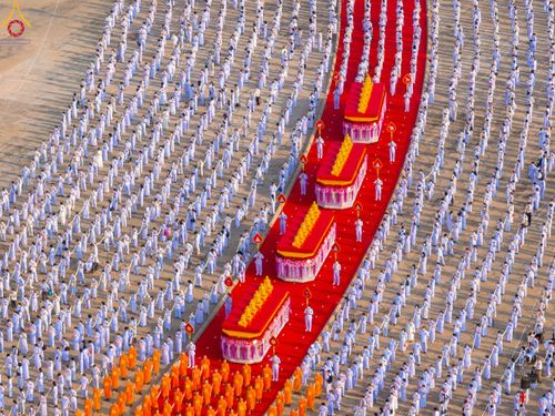 ภาพ No.79121:พิธีอัญเชิญองค์พระบรมพุทธเจ้า 24 องค์ เวียนประทักษิณรอบพระมหาธรรมกายเจดีย์ ณ วัดพระธรรมกาย  วันที่ 2 เมษายน พ.ศ. 2566