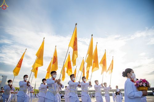 ภาพ No.82682:พิธีเวียนประทักษิณ, พิธีวันทาเจดีย์ ณ มหาธรรมกายเจดีย์  พิธีบรรพชาหมู่พระพี่เลี้ยงเข้าพรรษา, ธรรมทายาทอุดมศึกษา รุ่นที่ 50(ภาคฤดูฝน) และธรรมทายาทพุทธศาสตร์สากล รุ่นที่ 7 (ภาคฤดูฝน) วันเสาร์ที่ 17 มิถุนายน พ.ศ. 2566 ณ  โบสถ์พระไตรปิฎก วัดพระธรรมกาย จ.ปทุม