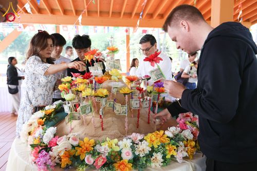 ภาพ No.321617:วันอาทิตย์ที่ 12 เมษายน พ.ศ.2569 กิจกรรมงานบุญวันสงกรานต์ (ตักบาตร ขอขมาพ่อแม่ สรงน้ำพระ รดน้ำขอพร) ณ วัดพระธรรมกายจอร์เจีย ประเทศสหรัฐอเมริกา