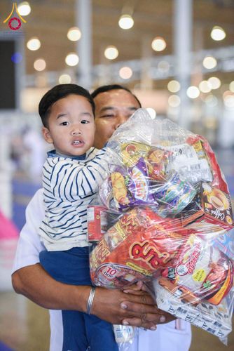 ภาพ No.308532:วันที่ 1 กุมภาพันธ์ พ.ศ. 2569 พิธีตักบาตรข้าวสารอาหารแห้ง ณ บ้านแก้วเรือนทองคุณยาย สภาธรรมกายสากล วัดพระธรรมกาย