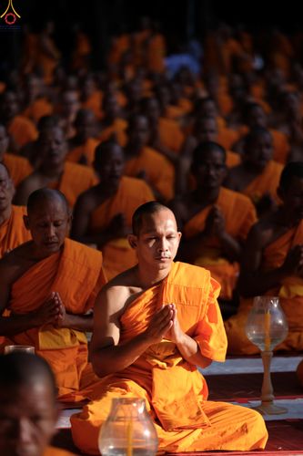 ภาพ No.290046:วันที่ 6 มกราคม พ.ศ. 2569 พิธีจุดประทีปถวายเป็นพุทธบูชา และบูชาธรรมมหาปูชนียาจารย์ (ภาพชุดที่ 2) ณ อนุสรณ์สถานมหาวิหารพระมงคลเทพมุนี (โลตัสแลนด์) อ.สองพี่น้อง จ.สุพรรณบุรี ในโครงการธรรมยาตรา กตัญญูบูชา มหาปูชนียาจารย์ พระมงคลเทพมุนี(สด จนฺทสโร) พระผู้ปรา