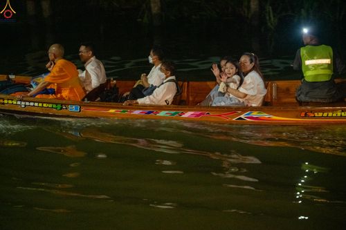 ภาพ No.297228:วันที่ 17 มกราคม พ.ศ. 2569 พิธีจุดประทีปถวายเป็นพุทธบูชา และบูชาธรรมมหาปูชนียาจารย์ (ภาพชุดที่ 2) ณ วัดโบสถ์บน ต.บางคูเวียง จ.นนทบุรี อนุสรณ์สถานลำดับที่ 4 สถานที่เกิดด้วยกายธรรม ในโครงการธรรมยาตรา กตัญญูบูชา มหาปูชนียาจารย์ พระมงคลเทพมุนี(สด จนฺทสโร) พร