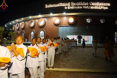 ภาพ No.314042:วันจันทร์ที่ 16 มีนาคม พ.ศ. 2569 พิธีเวียนเทียนประทักษิณ และพิธีบรรพชาสามเณร 500 รูป ณ วิหารมายาเทวี ประเทศเนปาล