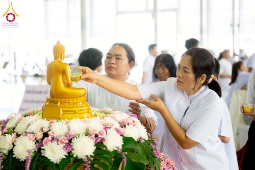 ภาพ No.215237:วันอาทิตย์ต้นเดือนที่ 6 เมษายน พ.ศ. 2568 พิธีตักบาตรข้าวสารอาหารแห้ง ณ บ้านแก้วเรือนทองคุณยาย สภาธรรมกายสากล วัดพระธรรมกาย