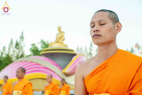 ภาพ No.290614:วันที่ 8 มกราคม พ.ศ. 2569 พระธรรมยาตราปฏิบัติธรรม และถ่ายภาพหมู่ประวัติศาสตร์ ในโครงการธรรมยาตรา กตัญญูบูชามหาปูชนียาจารย์ พระมงคลเทพมุนี(สด จนฺทสโร) พระผู้ปราบมาร อนุสรณ์สถาน 7 แห่ง ปีที่ 14 ณ อนุสรณ์สถานคลองบางนางแท่น อ.สามพราน จ.นครปฐม