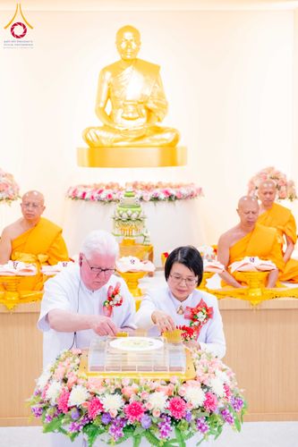 ภาพ No.319165:วันที่ 29 มีนาคม พ.ศ.2569 พิธีอัญเชิญรูปหล่อพระมงคลเทพมุนี (สด จนฺทสโร) ประดิษฐาน ณ ห้องปฏิบัติธรรม “มงคลรัตนโชติ”  วัดพระธรรมกายชิคาโก ประเทศสหรัฐอเมริกา