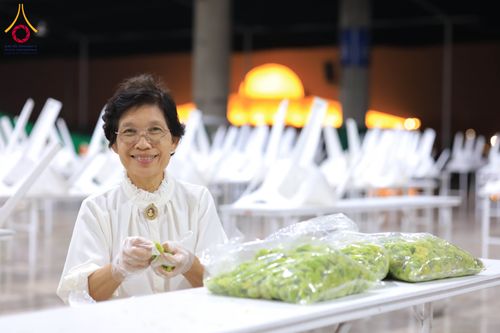 ภาพ No.303325:วันที่ 15-21 มกราคม พ.ศ.2569 ปลิดกลีบดอกเบญจทรัพย์ เพื่อโปรยต้อนรับพระธรรมยาตรา ในโครงการธรรมยาตรา กตัญญูบูชา มหาปูชนียาจารย์ พระมงคลเทพมุนี(สด จนฺทสโร) พระผู้ปราบมาร อนุสรณ์สถาน 7 แห่ง ปีที่ 14 ณ วิหารคด วัดพระธรรมกาย