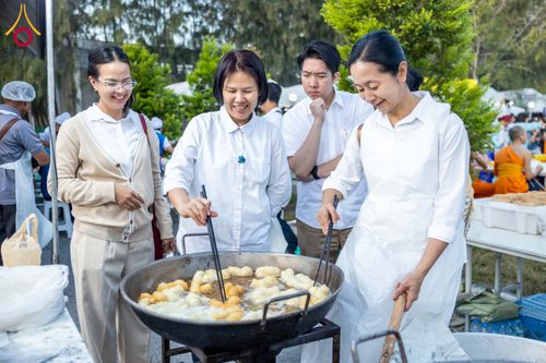 ภาพ No.288923:วันที่ 6 มกราคม พ.ศ. 2569 พิธีถวายภัตตาหารเป็นสังฆทาน แด่พระธรรมยาตรา ในโครงการธรรมยาตรา กตัญญูบูชา มหาปูชนียาจารย์ พระมงคลเทพมุนี(สด จนฺทสโร) พระผู้ปราบมาร อนุสรณ์สถาน 7 แห่ง ปีที่ 14 ณ อนุสรณ์สถานมหาวิหารพระมงคลเทพมุนี (โลตัสแลนด์) อ.สองพี่น้อง จ.สุพรร