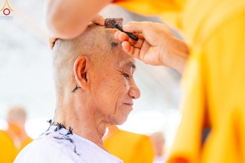 ภาพ No.83590:พิธีตัดปอยผมและปลงผม ในโครงการบรรพชาอุปสมบทหมู่ ธรรมทายาทรุ่นเข้าพรรษา ณ วัดพระธรรมกาย วันอาทิตย์ที่ 16 กรกฎาคม พ.ศ.2566
