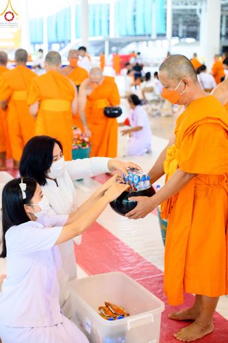ภาพ No.80320:พิธีตักบาตรฉลองพระใหม่ ในโครงการบรรพชาอุปสมบทหมู่วันคุ้มครองโลก ณ สภาธรรมกายสากล วัดพระธรรมกาย วันอาทิตย์ที่ 16 เมษายน พ.ศ.2566