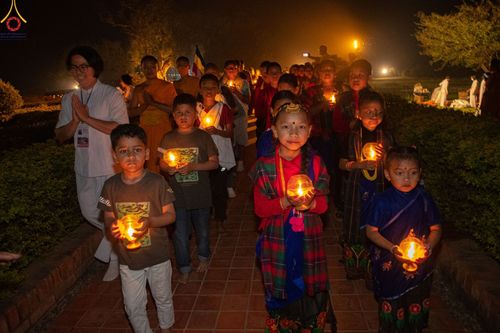 ภาพ No.78240:พิธีจุดประทีปและเวียนประทักษิณถวายเป็นพุทธบูชา ในโครงการบรรพชาสามเณรหมู่ ณ ลุมพินีวัน ประเทศเนปาล  วันที่ 16 มีนาคม พ.ศ. 2566