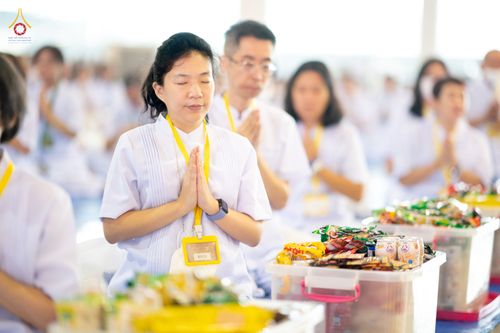 ภาพ No.76750:พิธีตักบาตรข้าวสารอาหารแห้ง  ณ บ้านแก้วเรือนทองคุณยายฯ สภาธรรมกายสากล  วัดพระธรรมกาย จ.ปทุมธานี  ในวันอาทิตย์ต้นเดือนที่ 6 มีนาคม พ.ศ. 2566