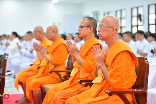 ภาพ No.344211:วันที่ 12 สิงหาคม พ.ศ. 2569  พสกนิกรชาวอำเภอคลองหลวง พร้อมใจร่วมพิธีสวดพระพุทธมนต์และทำบุญตักบาตรถวายพระราชกุศล เนื่องในวันคล้ายวันพระราชสมภพ สมเด็จพระบรมราชชนนีพันปีหลวง และวันแม่แห่งชาติ 12 สิงหาคม 2569