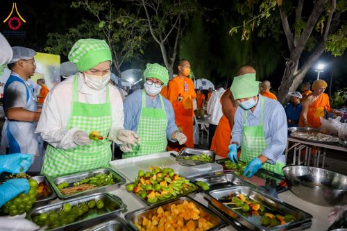 ภาพ No.288006:วันที่ 4 มกราคม พ.ศ. 2569 พิธีถวายภัตตาหารเป็นสังฆทาน แด่พระธรรมยาตรา ในโครงการธรรมยาตรา กตัญญูบูชา มหาปูชนียาจารย์ พระมงคลเทพมุนี(สด จนฺทสโร) พระผู้ปราบมาร อนุสรณ์สถาน 7 แห่ง ปีที่ 14 ณ อนุสรณ์สถานมหาวิหารพระมงคลเทพมุนี (โลตัสแลนด์) อ.สองพี่น้อง จ.สุพรร