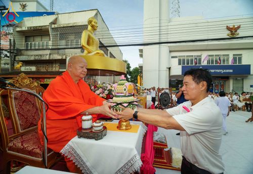 ภาพ No.336852:วันเสาร์ที่ 27 มิถุนายน 2569 พิธีตักบาตรพระ 1,345 รูป  ณ ข่วงสันกำแพง อำเภอสันกำแพง จังหวัดเชียงใหม่