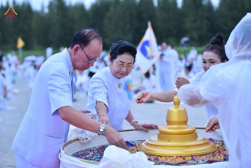 ภาพ No.346663:วันอาทิตย์ที่ 30 สิงหาคม พ.ศ.2569 พิธีทอดผ้าป่า สวดธรรมจักรกัปปวัตนสูตรกลั่นแผ่นดินโปรยรัตนชาติ  สถาปนาองค์พระเจดีย์เพื่อสร้างสันติภาพโลก  ณ ศูนย์ปฏิบัติธรรมพนมสารคาม (เพชรตะวัน) จังหวัดฉะเชิงเทรา