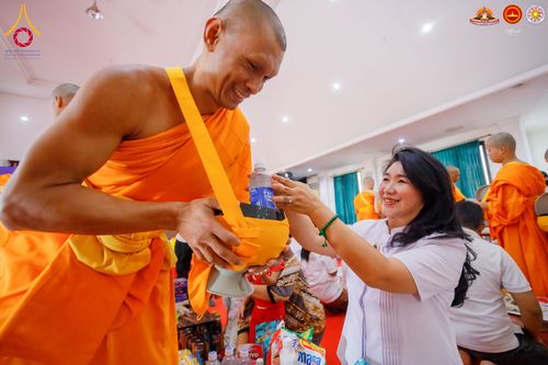 ภาพ No.283539:วันอาทิตย์ที่ 21 ธันวาคม  2568 พิธีบิณฑบาตฉลองสามเณรใหม่ ประเทศอินโดนีเซีย