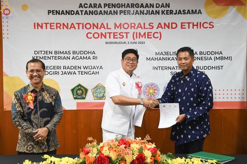 ภาพ No.82196:พิธีมอบรางวัลเกียรติยศและ การลงนามข้อตกลงความร่วมมือ (MOU)  โครงการสอบแข่งขัน  สอบตอบปัญหามงคลชีวิต 38 ประการ  ระหว่างประเทศ ในวันเสาร์ที่ 3 มิ.ย. พ.ศ.2566 ณ ห้องประชุม อวัทธนะ มหาเจดีย์บุโรพุทโธ ประเทศอินโดนีเซีย