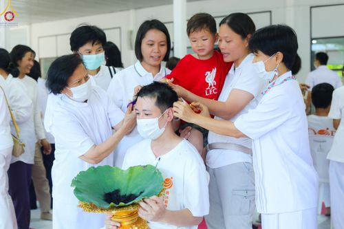 ภาพ No.83227:พิธีตัดปอยผมและปลงผม ในโครงการบรรพชาอุปสมบทหมู่ ธรรมทายาทนานาชาติ (ภาคภาษาจีน) รุ่นที่ 18 ณ วัดพระธรรมกาย วันเสาร์ที่ 8 กรกฎาคม พ.ศ.2566