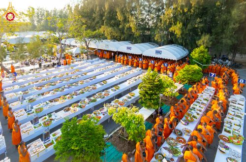 ภาพ No.293585:วันที่ 13 มกราคม พ.ศ. 2569 พิธีถวายภัตตาหารเป็นสังฆทาน แด่พระธรรมยาตรา ณ อนุสรณ์สถานมหาวิหารพระมงคลเทพมุนี (โลตัสแลนด์) อ.สองพี่น้อง จ.สุพรรณบุรี ในโครงการธรรมยาตรา กตัญญูบูชา มหาปูชนียาจารย์ พระมงคลเทพมุนี(สด จนฺทสโร) พระผู้ปราบมาร อนุสรณ์สถาน 7 แห่ง ปี