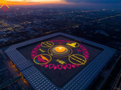 ภาพ No.86468:วันธรรมชัย ปีที่ 55 พิธีทอดผ้าป่ากฐินสมทบครั้งที่1, พิธีเจริญพุทธมนต์ ลูกนิมิตมหาสมบัติฯ พิธีจุดประทีป,พิธีฉลองชัยสวดมนต์บทธัมมจักกัปปวัตนสูตร วันอาทิตย์ที่ 27 สิงหาคม พ.ศ.2566 ณ สภาธรรมกายสากล / มหารัตนวิหารคด วัดพระธรรมกาย