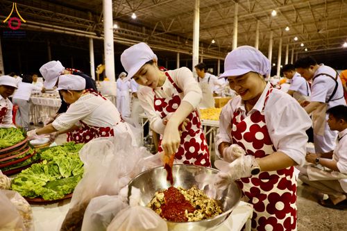 ภาพ No.287230:วันที่ 3 มกราคม พ.ศ.2569 พิธีถวายภัตตาหารเป็นสังฆทาน แด่พระธรรมยาตรา ณ วัดพระธรรมกาย  จังหวัดปทุมธานี ในโครงการธรรมยาตรา กตัญญูบูชา มหาปูชนียาจารย์ พระมงคลเทพมุนี(สด จนฺทสโร) พระผู้ปราบมาร อนุสรณ์สถาน 7 แห่ง ปีที่ 14