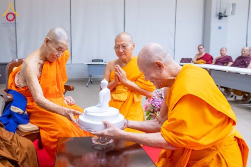 ภาพ No.324853:วันพฤหัสบดีที่ 23 เมษายน พ.ศ.2569  หลวงพ่อทัตตชีโว รองเจ้าอาวาสวัดพระธรรมกาย ถวายการต้อนรับและปฏิสันถารคณะชาวเมียนมาและคณะไทยใหญ่