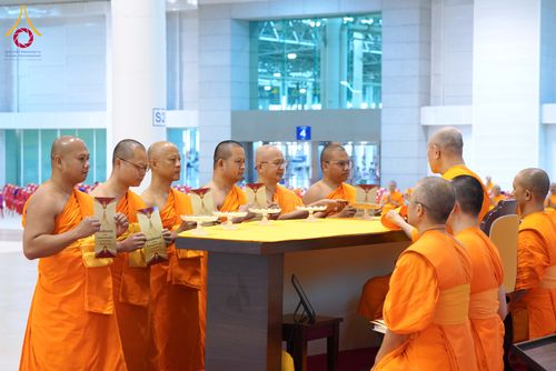 ภาพ No.284822:วันอาทิตย์ที่ 14 ธันวาคม พ.ศ.2568  พิธีปฏิบัติธรรม พิธีถวายภัตตาหารเป็นสังฆทาน พิธีมอบต้นสมบัติจักรพรรดิ ถวายแด่เจ้าอาวาสและประธานสงฆ์ 236 ศูนย์ส่งเสริมศีลธรรมทั่วโลก ณ สภาธรรมกายสากล วัดพระธรรมกาย