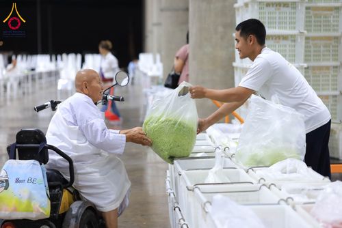 ภาพ No.303286:วันที่ 15-21 มกราคม พ.ศ.2569 ปลิดกลีบดอกเบญจทรัพย์ เพื่อโปรยต้อนรับพระธรรมยาตรา ในโครงการธรรมยาตรา กตัญญูบูชา มหาปูชนียาจารย์ พระมงคลเทพมุนี(สด จนฺทสโร) พระผู้ปราบมาร อนุสรณ์สถาน 7 แห่ง ปีที่ 14 ณ วิหารคด วัดพระธรรมกาย