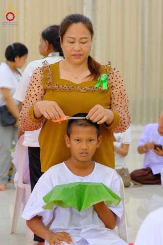 ภาพ No.319861:วันเสาร์ที่ 4 เมษายน พ.ศ.2569 พิธีตัดปอยผมและปลงผม พิธีขอขมาผู้ปกครองและมอบผ้าไตร พิธีบรรพชาและถวายบาตร ณ ศูนย์ปฏิบัติธรรมและศูนย์อบรมเยาวชนเพชรบุรี  ต.ท่าแลง อ.ท่ายาง จ.เพชรบุรี