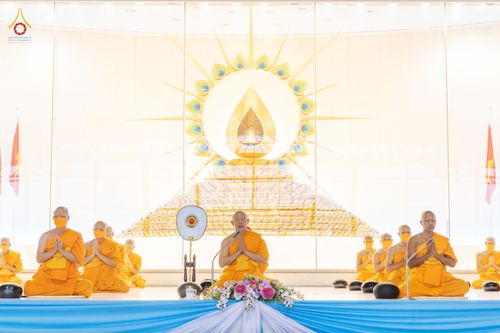 ภาพ No.76732:พิธีตักบาตรข้าวสารอาหารแห้ง  ณ บ้านแก้วเรือนทองคุณยายฯ สภาธรรมกายสากล  วัดพระธรรมกาย จ.ปทุมธานี  ในวันอาทิตย์ต้นเดือนที่ 6 มีนาคม พ.ศ. 2566